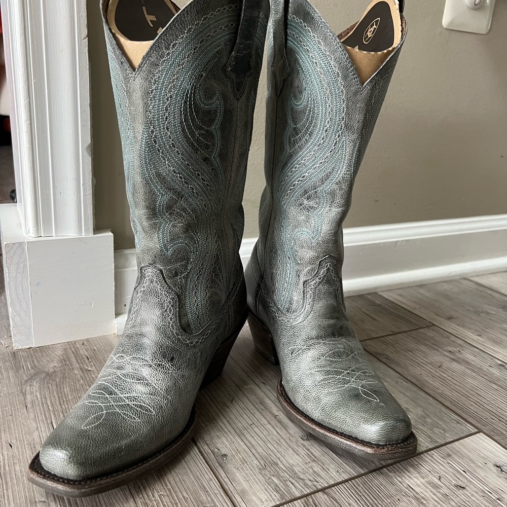 Ariat Women’s Lively Cowboy Western boots